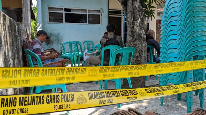 Suasana duka korban tindak kekerasan ayah terhadap anak di Desa Dersalam, Kecamatan Bae, Kabupaten Kudus dipasang garis polisi, Rabu (16/10/2024).