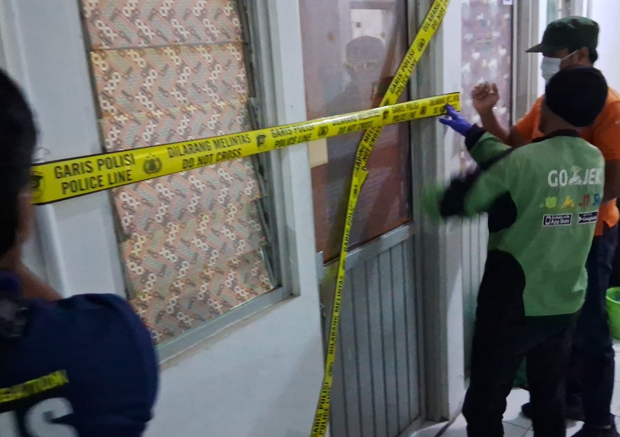 Kepolisian dan tim Inafis Polrestabes Semarang melakukan olah TKP. (M Hriyanto/Jawa Pos Radar Semarang)