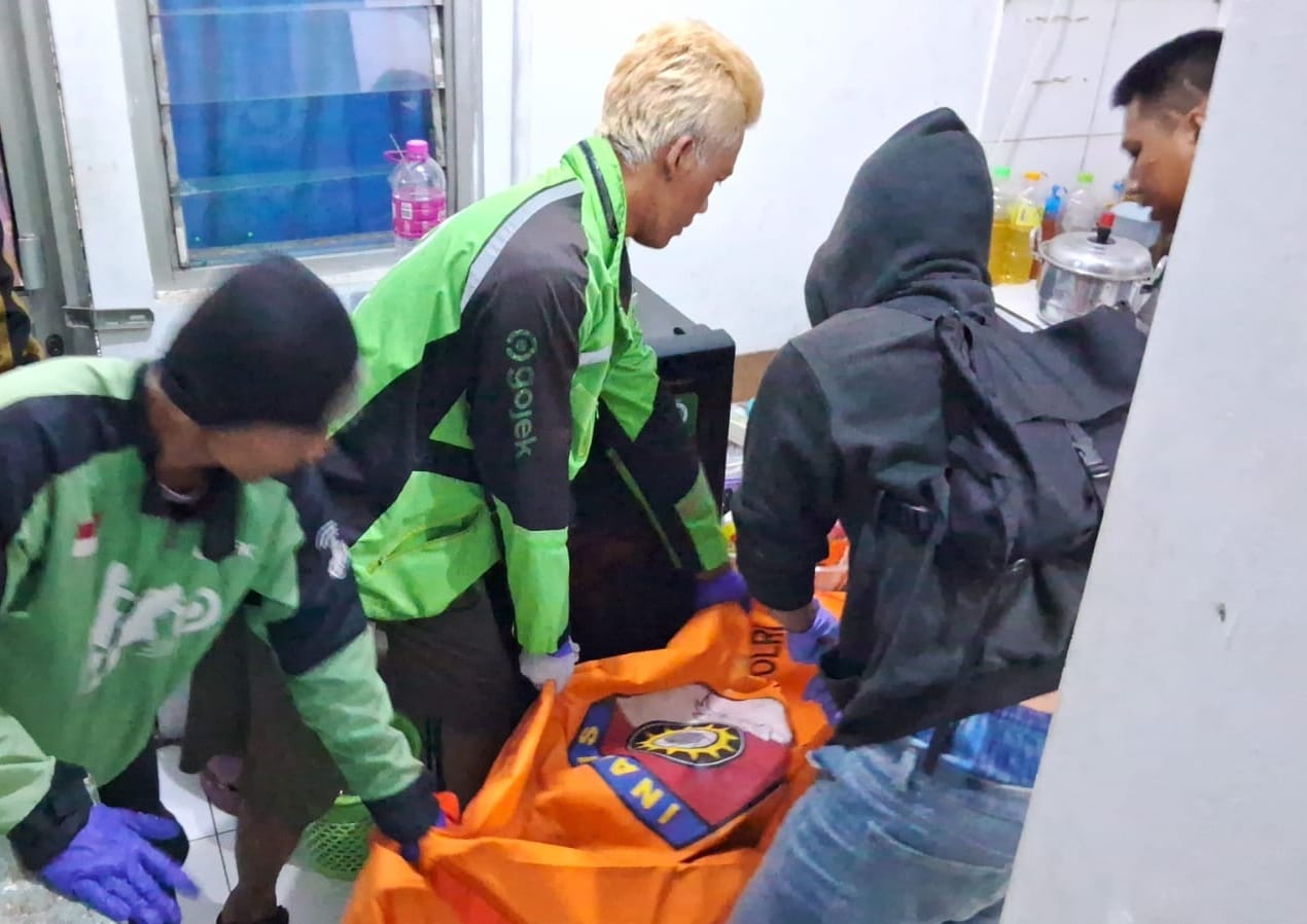 Kepolisian dan tim Inafis Polrestabes Semarang melakukan olah TKP. (M Hriyanto/Jawa Pos Radar Semarang)