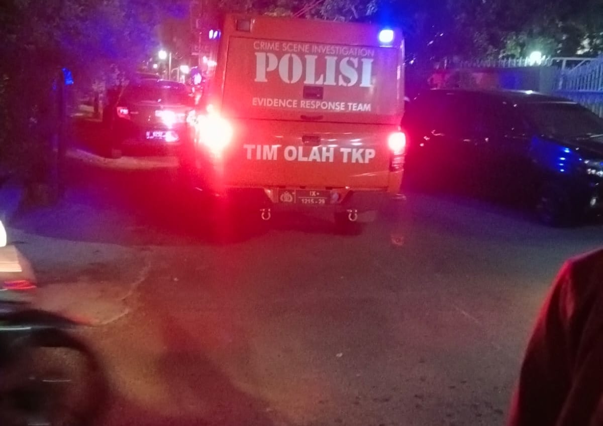 Kepolisian dan tim Inafis Polrestabes Semarang melakukan olah TKP. (M Hriyanto/Jawa Pos Radar Semarang)