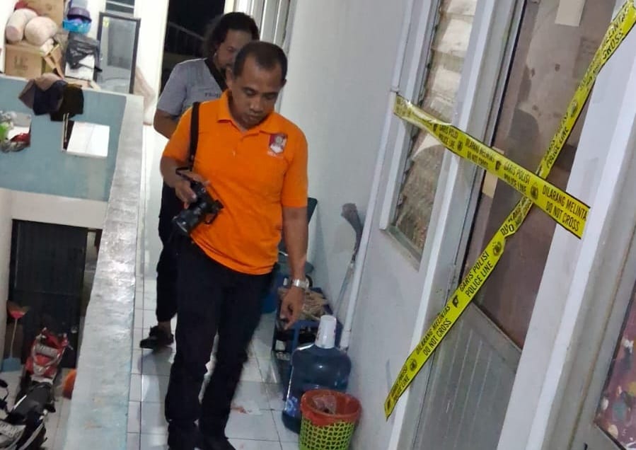 Polisi melakukan olah TKP korban pembunuhan di kamar kos di Peterongan Semarang. (M Hariyanto/Jawa Pos Radar Semarang)