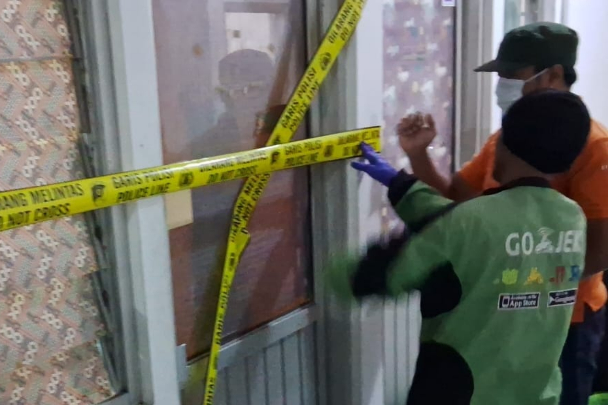 Kepolisian dan tim Inafis Polrestabes Semarang melakukan olah TKP. (M Hriyanto/Jawa Pos Radar Semarang)