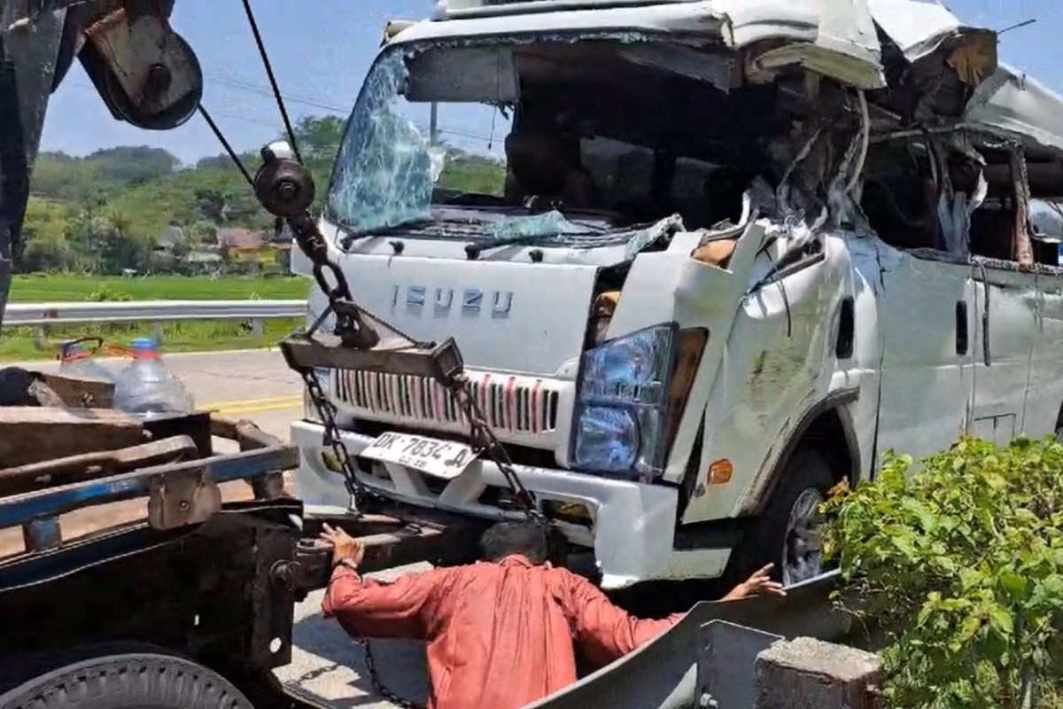 Kondisi elf usai alami kecelakaan di tol Bawen-Ungaran. Maria Novena/Jawa Pos Radar Semarang