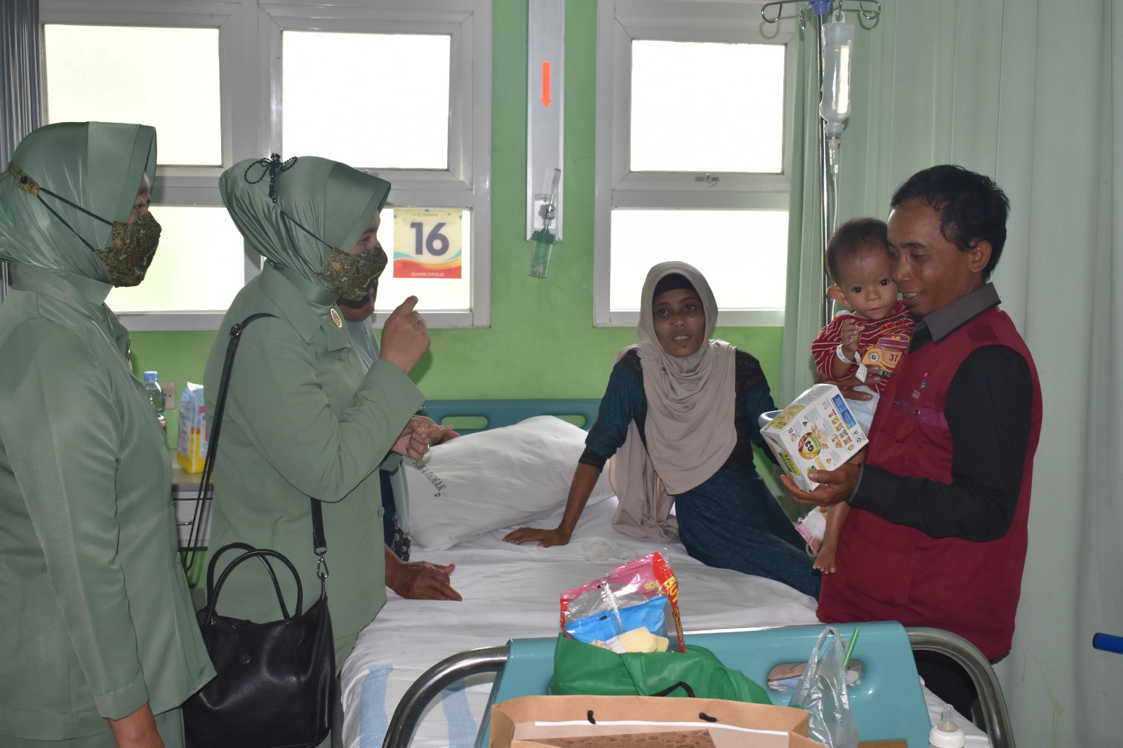 Ibu-ibu Persit membantu anak-anak stunting dengan makanan tambahan saat dirawat di puskesmas. (Wahibpribadi)