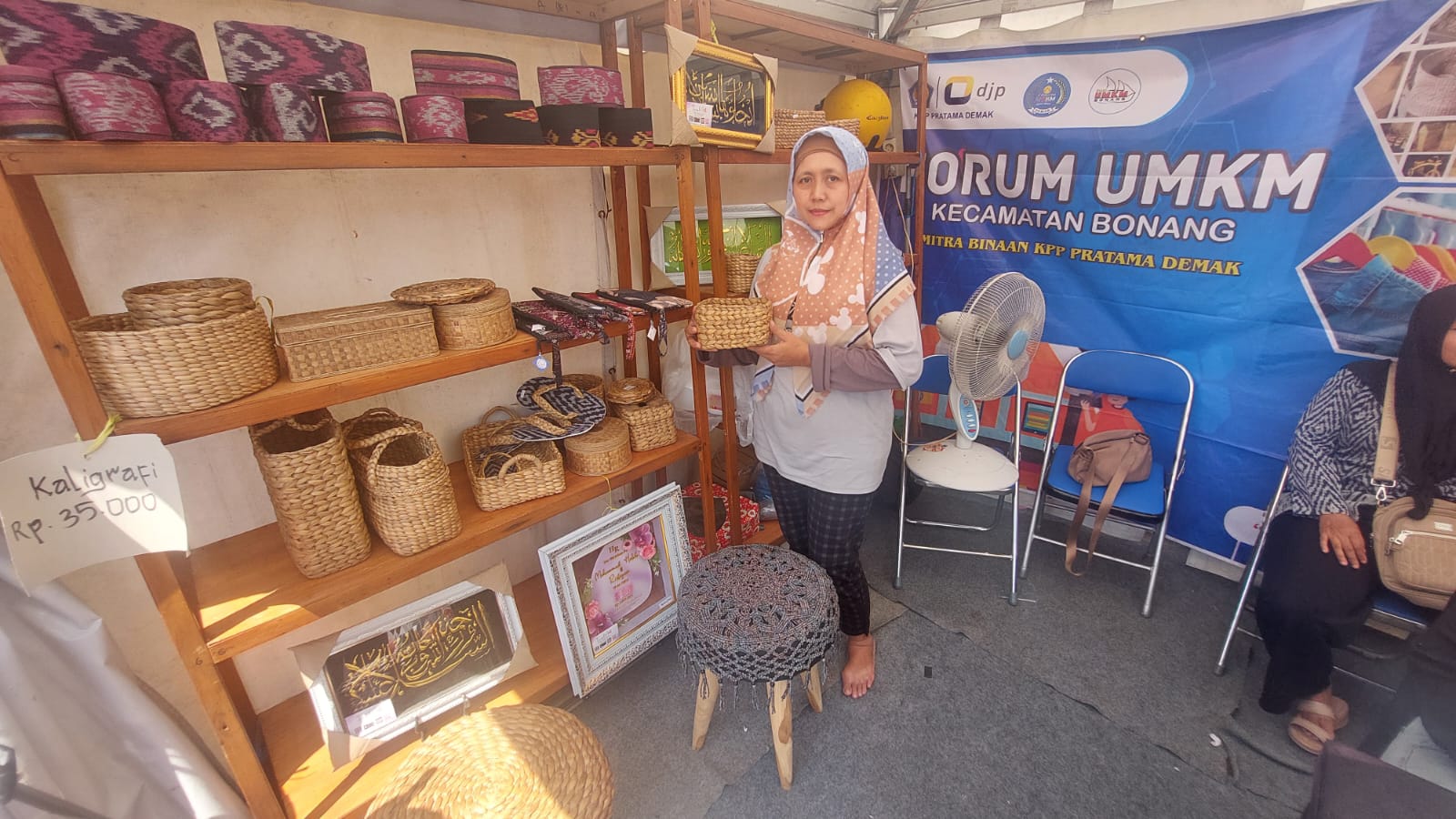 Barang-barang produksi UMKM Kecamatan Bonang menjadi jujukan pengunjung Demak Expo. (Wahibpribadi)