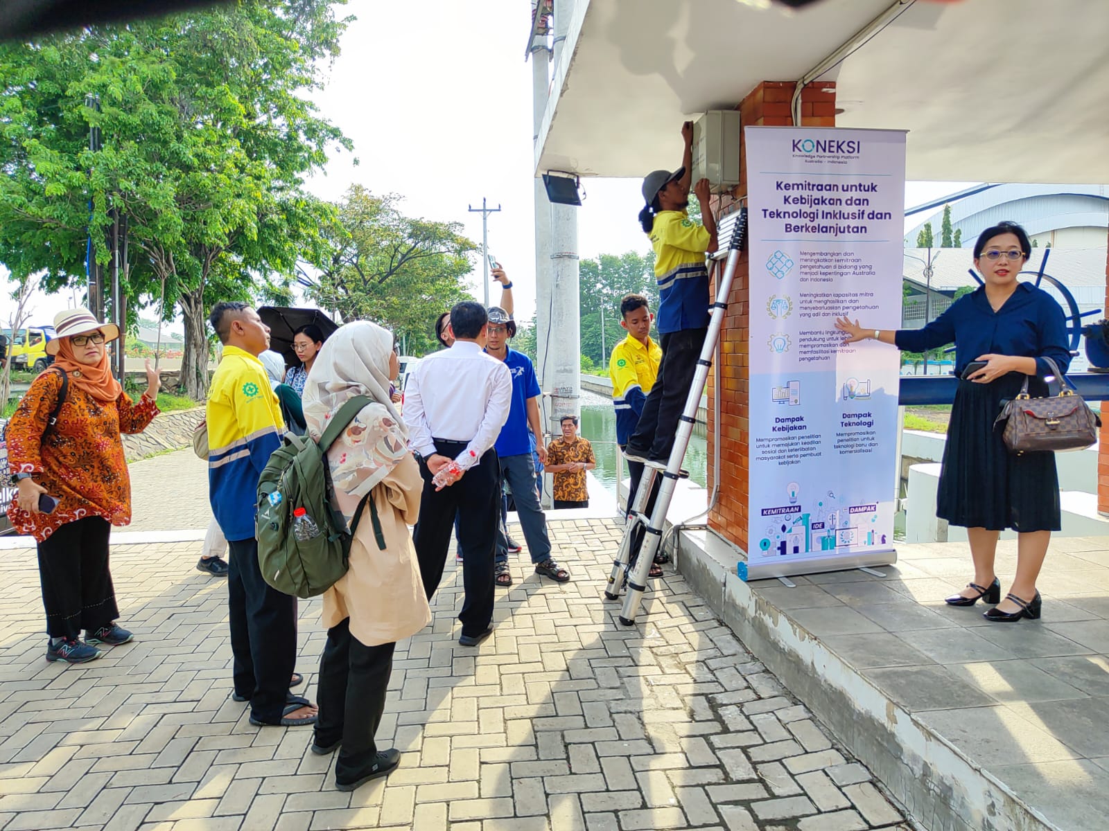 Kunjungan oleh alumni kursus singkat Australia Awards ke Rumah Pompa Yos Sudarso untuk melihat Teknologi Tide Eye.