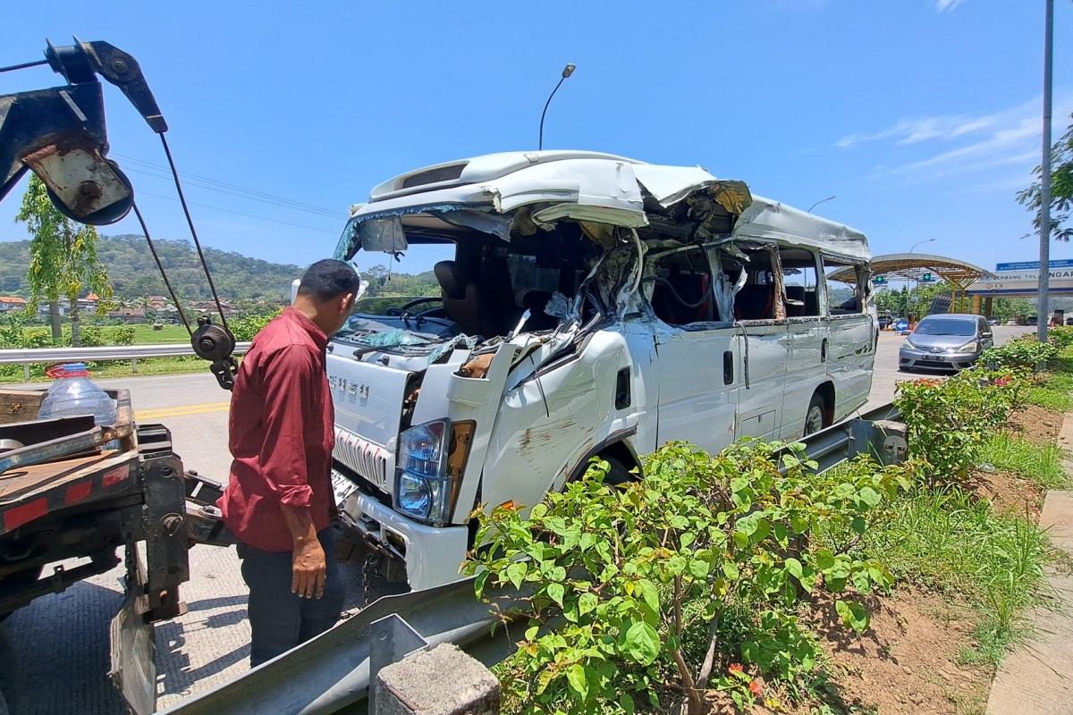 Kondisi elf usai alami kecelakaan di tol Bawen-Ungaran. Maria Novena/Jawa Pos Radar Semarang