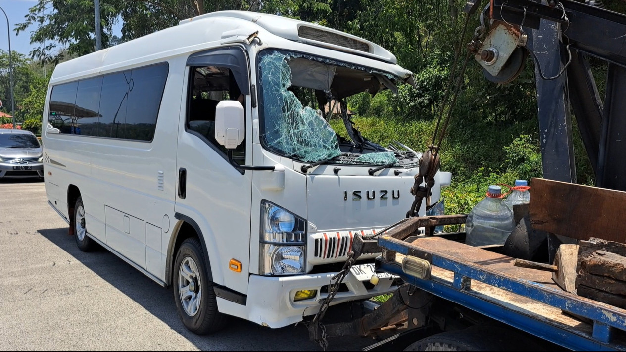 Minibus jenis Elf yang digunakan oleh rombongan ondok Pesantren Islamic Centre Bin Baz Bantul Yogyakarta.