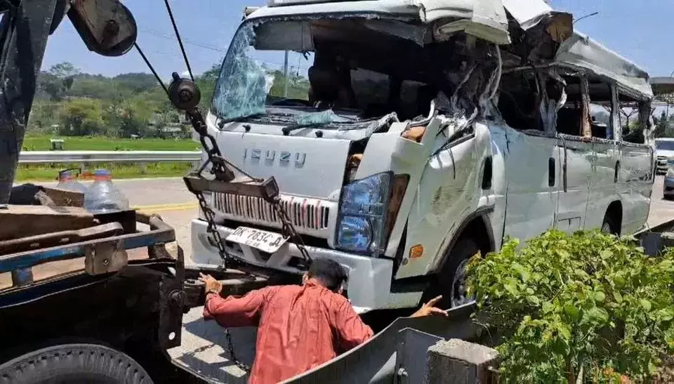 Elf yang ditumpangi oleh rombongan Pondok Pesantren Islamic Centre Bin Baz Bantul Yogyakarta alami kecelakaan di ruas tol Bawe - Semarang, Jumat (18/10/2024).