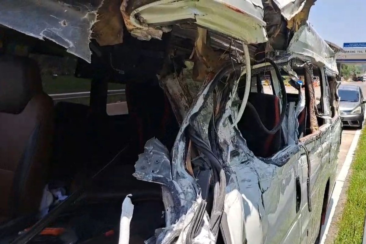 Kondisi elf usai alami kecelakaan di tol Bawen-Ungaran. Maria Novena/Jawa Pos Radar Semarang
