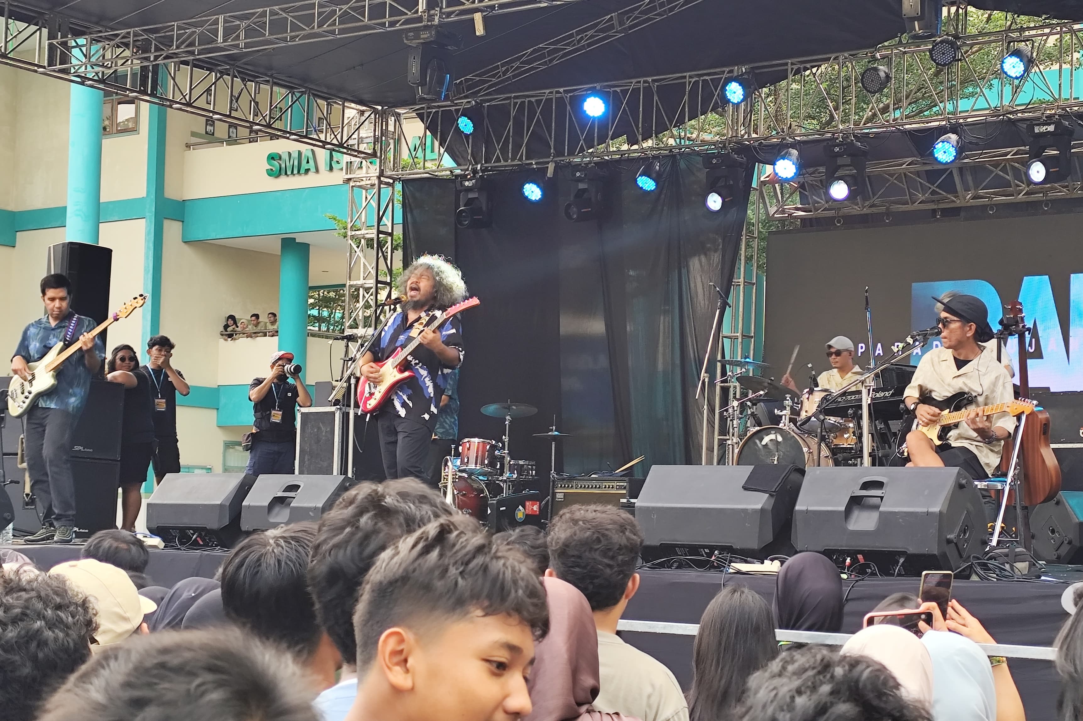Band Parade Hujan saat tampil menghibur penonton siswa-siswi di SMA Al Azhar 14 Semarang, Minggu (19/10/2024).