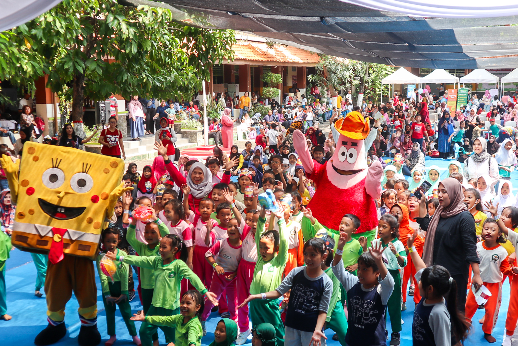 Seluruh peserta berfoto bersama usai mengikuti lomba mewarnai di SD Sang Timur, Semarang