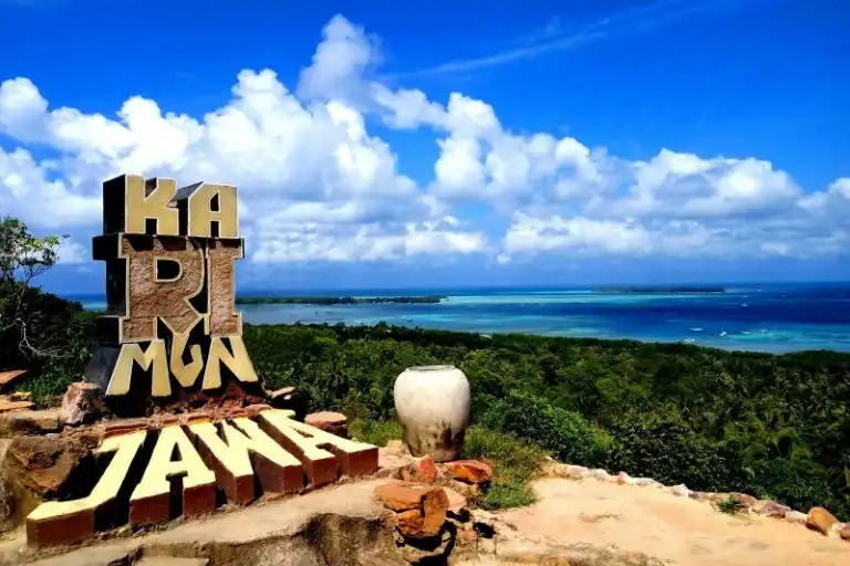 Bukit Love ini lebih dikenal dengan nama Bukit Cinta, kawasan yang masuk desa Jati Kerep, Kaimunjawa.