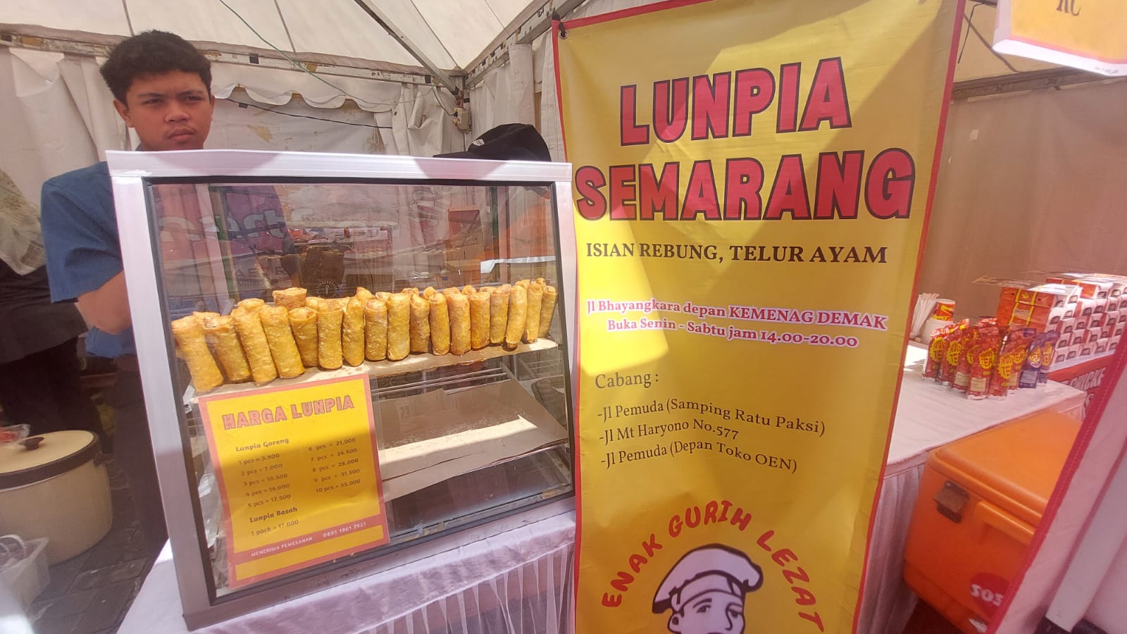 Salah satu produk UMKM di bidang kuliner adalah lunpia. Produk ini juga ikut dipamerkan di Demak Expo. (Wahibpribadi)
