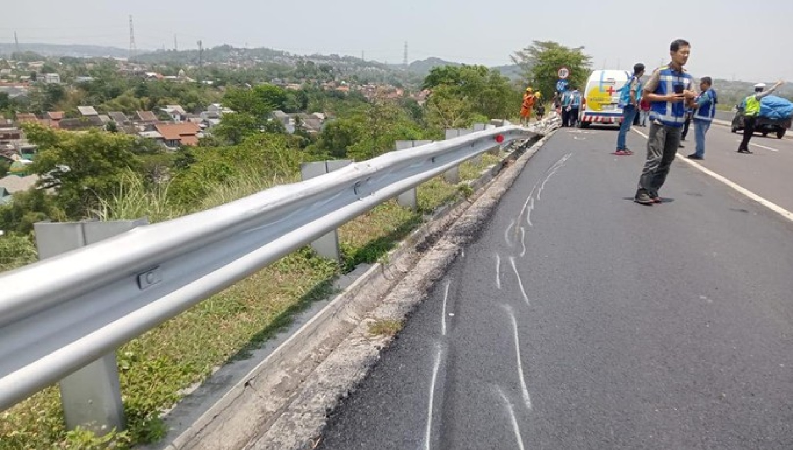 Lokasi kejadian mobil Elf bernopol DK7834AI terperosok di jalan tol Bawen-Semarang.