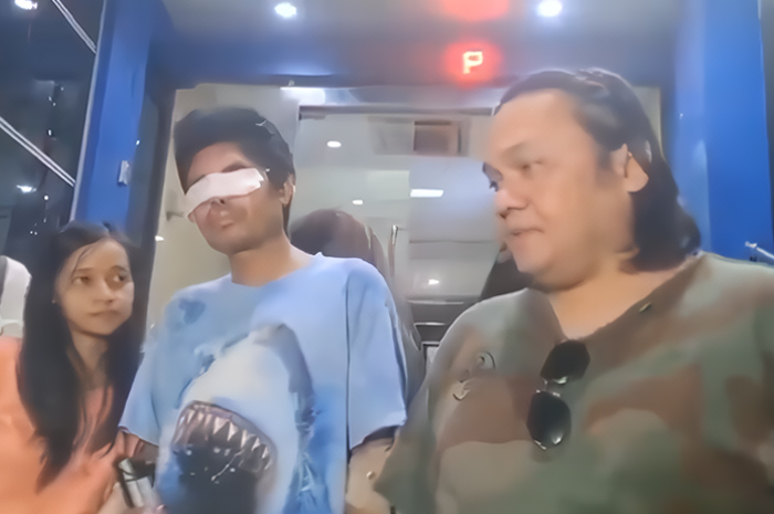 Korban penyiraman air keras Agus Salim tampak ditemani Farhat Abbas mengusut polemik uang donasi Rp 1,5 M.