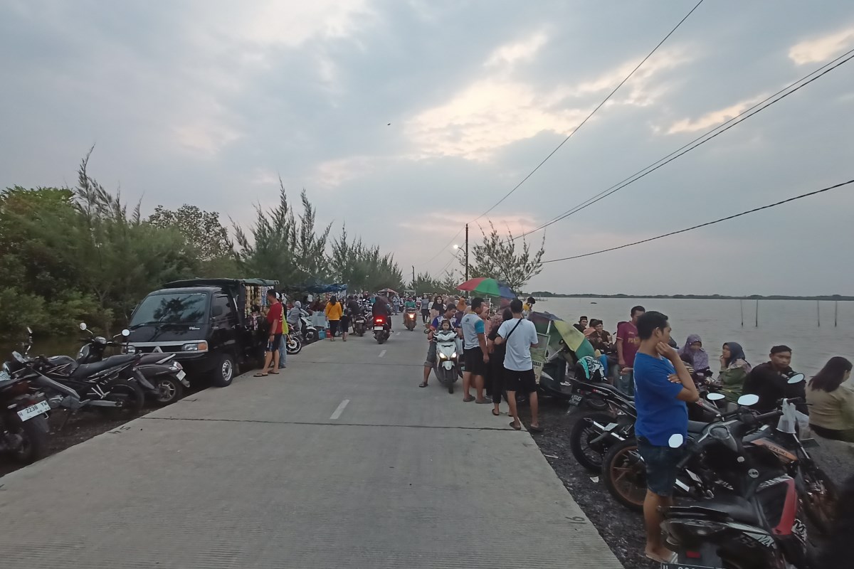 Suasana senja di Pantai Mangunharjo, Mangkang Kecamatan Tugu menawarkan pemandangan yang eksotis. ADENNYAR WYCAKSONO/JAWA POS RADAR SEMARANG