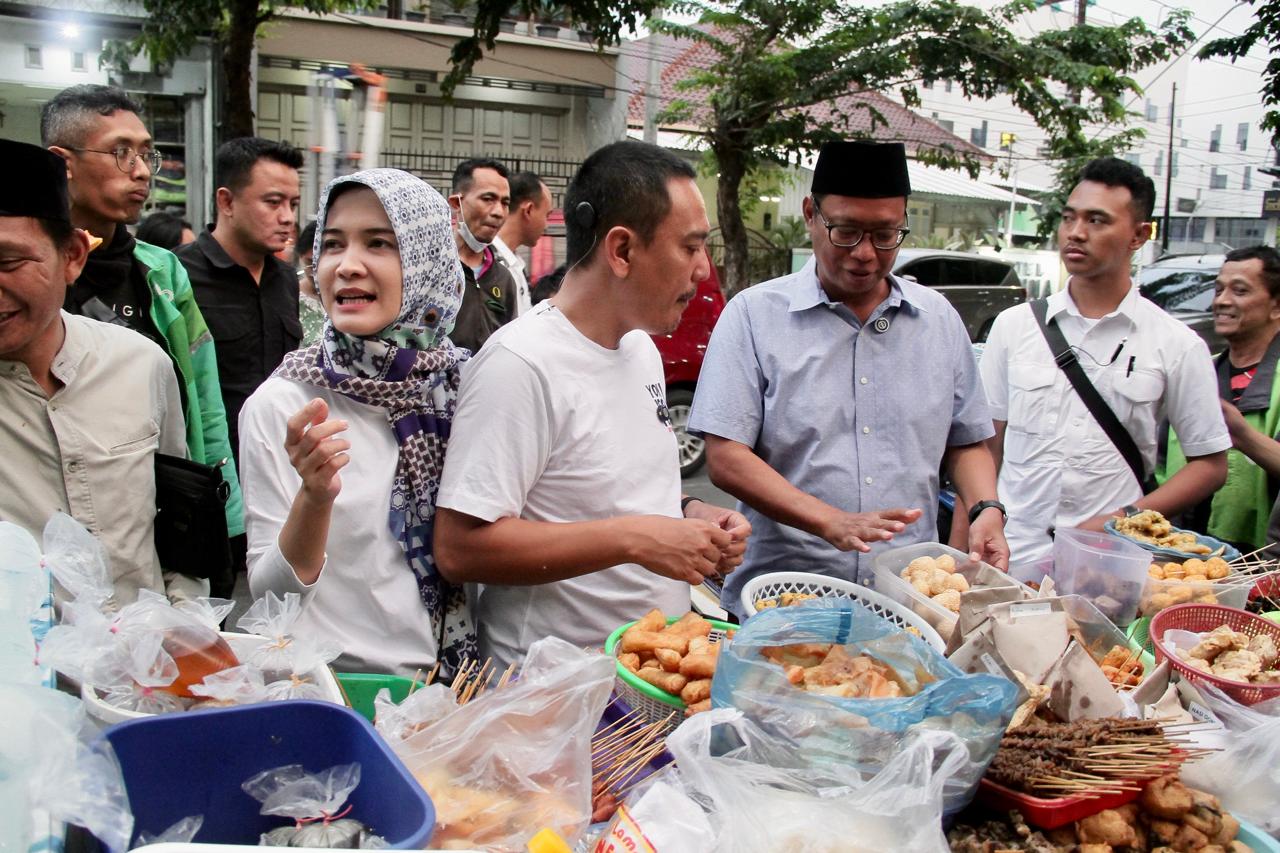 Yoyok Sukawi bersama istri, menemani Joko Santoso, buka puasa Senin-Kamis, di penjual Gilo-gilo yang mangkal di Jalan Imam Bonjol.