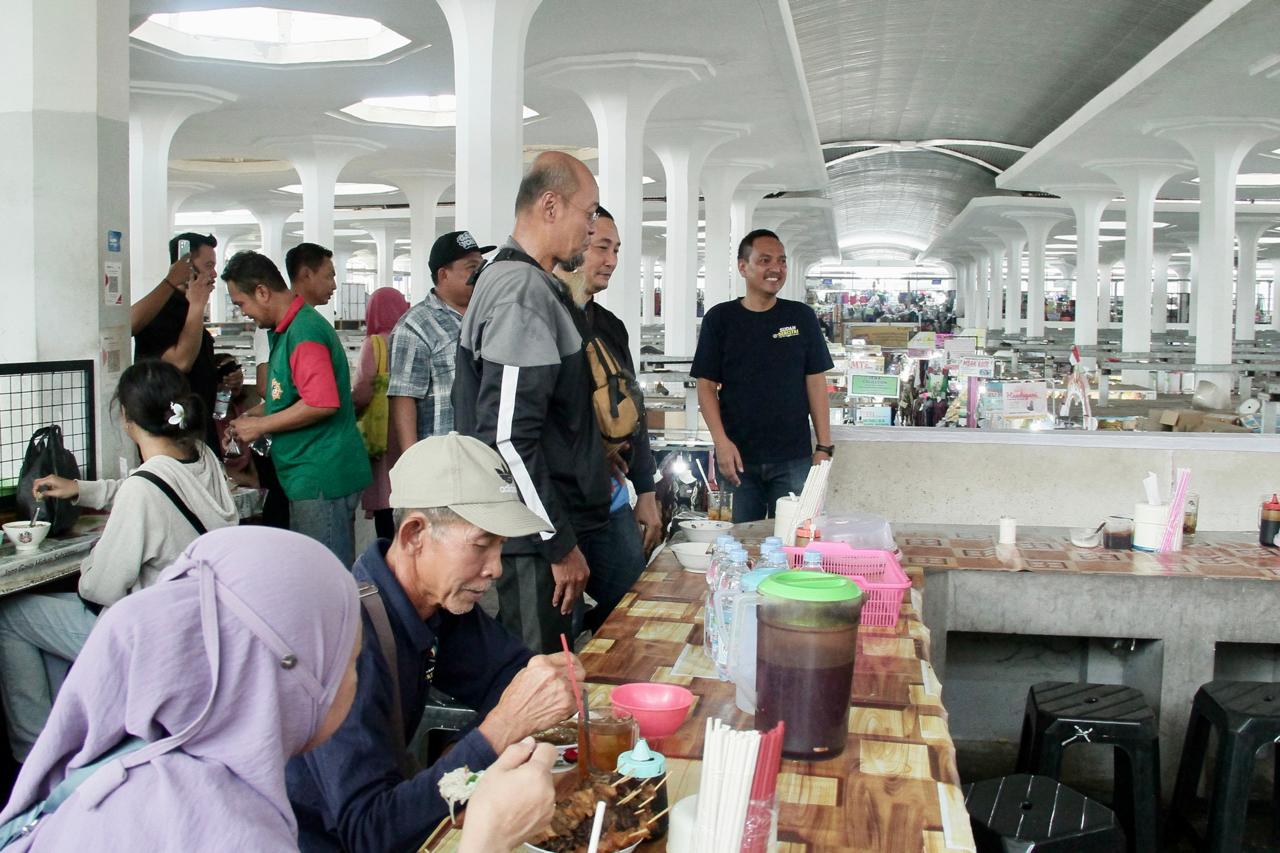 Calon Wali Kota Semarang, Yoyok Sukawi melakukan blusukan dan berdiskusi dengan pedagang di Pasar Johar, Kelurahan Kauman, Senin (21/10)