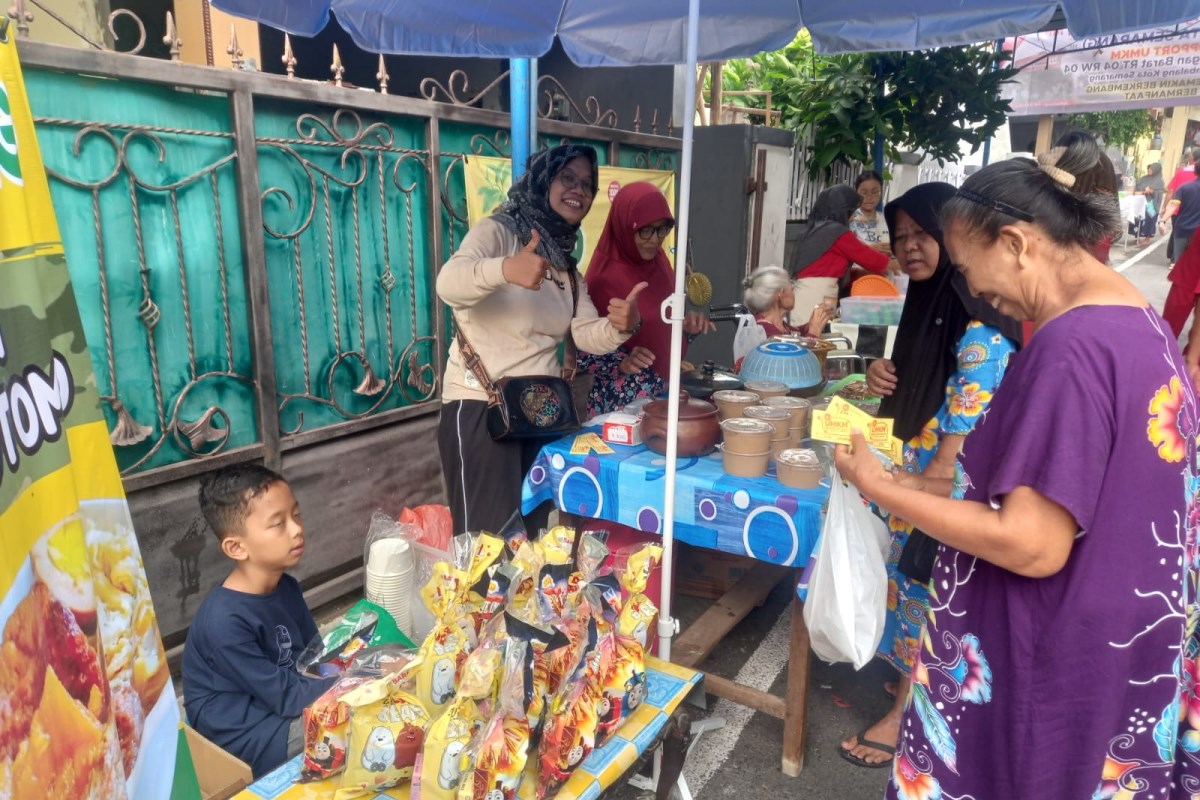 Kelompok Usaha Mikro Kecil Menengah (UMKM) Rogojembangan menunjukkan peluang untuk menjadi sebuah pilar ekonomi kerakyatan.