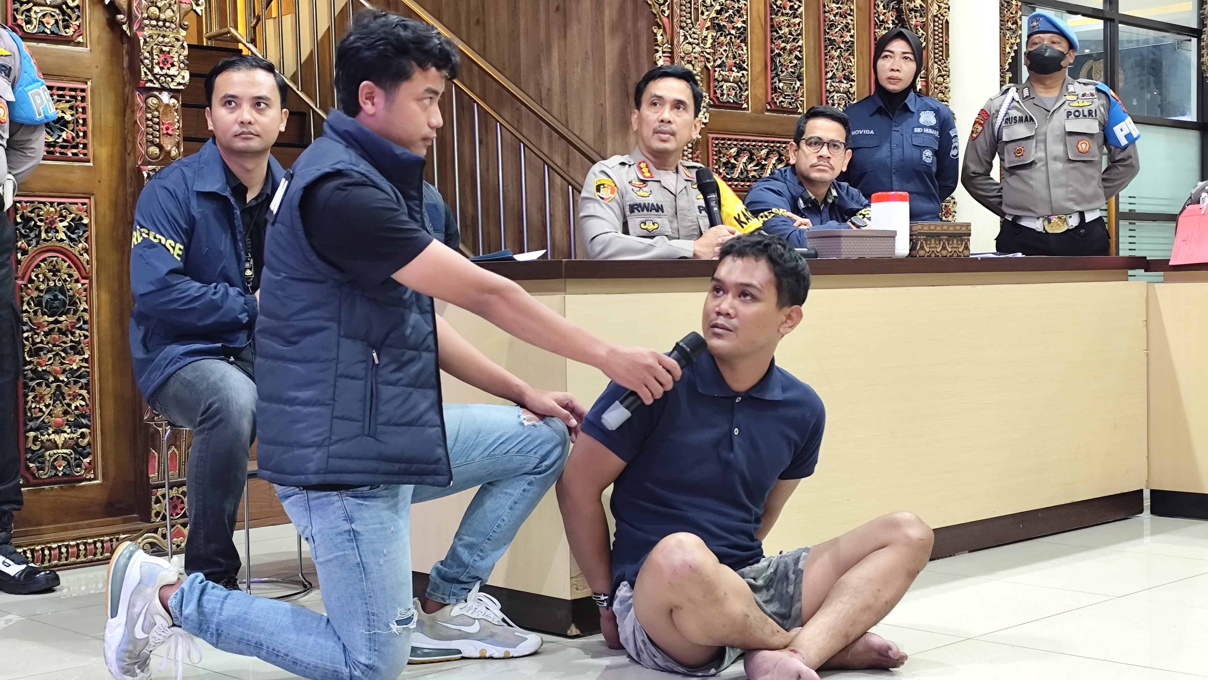 Tersangka pembunuhan ketika dihadirkan di Mapolrestabes Semarang. (Nur Chamim/Jawa Pos Radar Semarang)