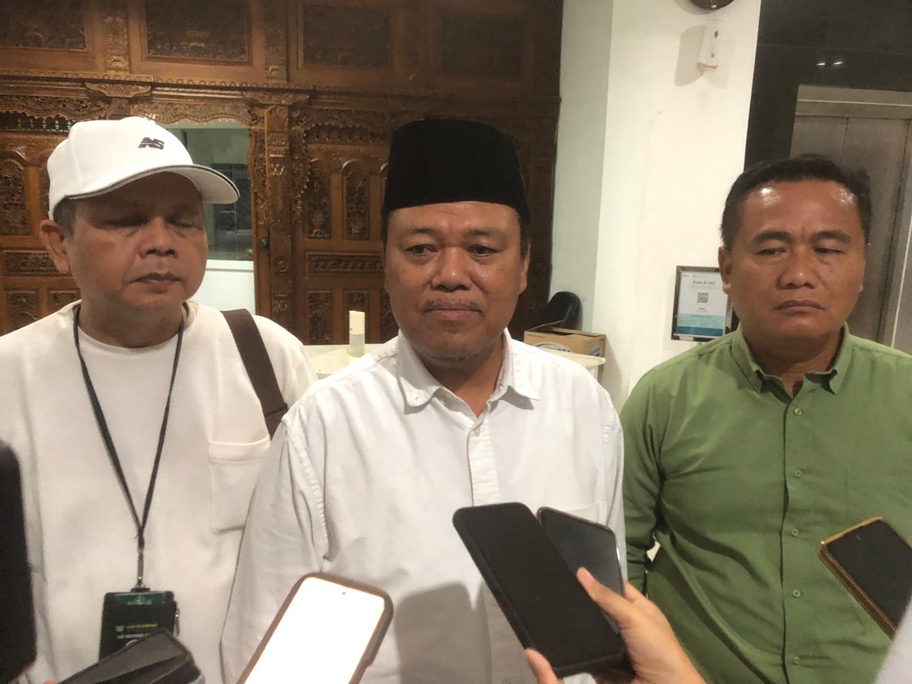 Calon Bupati Edi Sayudi didampingi tim advokasi Mustain SH dan Naim Anwar SH dalam jumpa pers dengan media. (Wahibpribadi)
