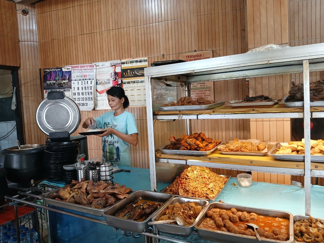 Pegawai rumah makan Bu Darmo tengah menyajikan makanan. NISHFU RIZKY RAHAYU/ JAWA POS RADAR MAGELANG