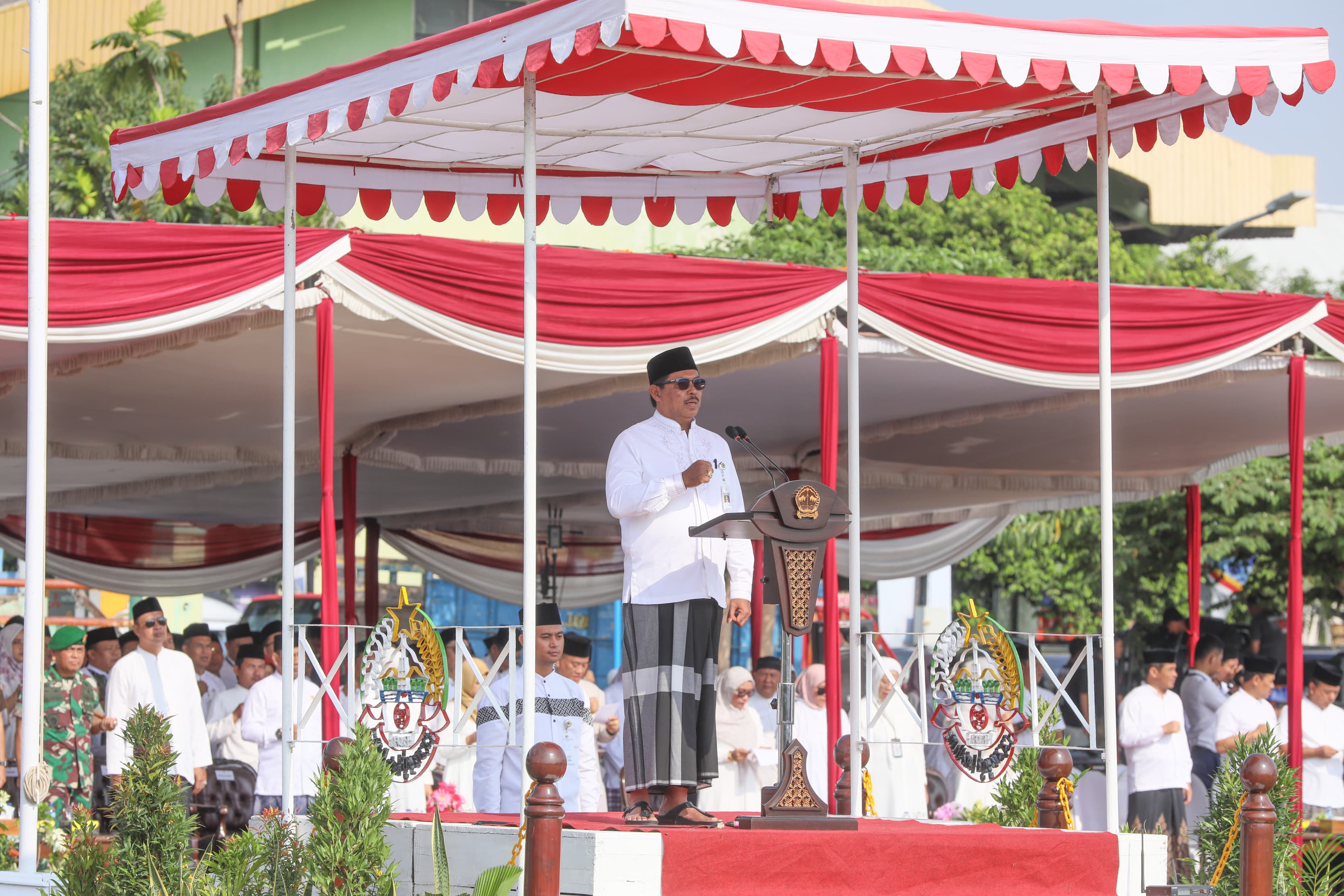 Pj. Gubernur Jawa Tengah, Nana Sudjana kepada para pengajar keagamaan pada saat kegiatan peringatan HSN ke-10 tingkat Provinsi Jawa Tengah di Lapanban Kridosono, Kabupaten Blora, Selasa(22/10).