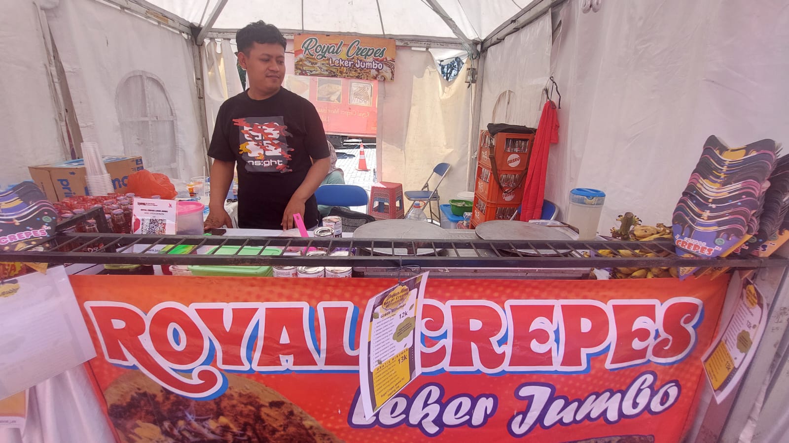 Amar salah satu pelaku UMKM menjajakan produknya di pameran Demak Expo. (wahibpribadi)