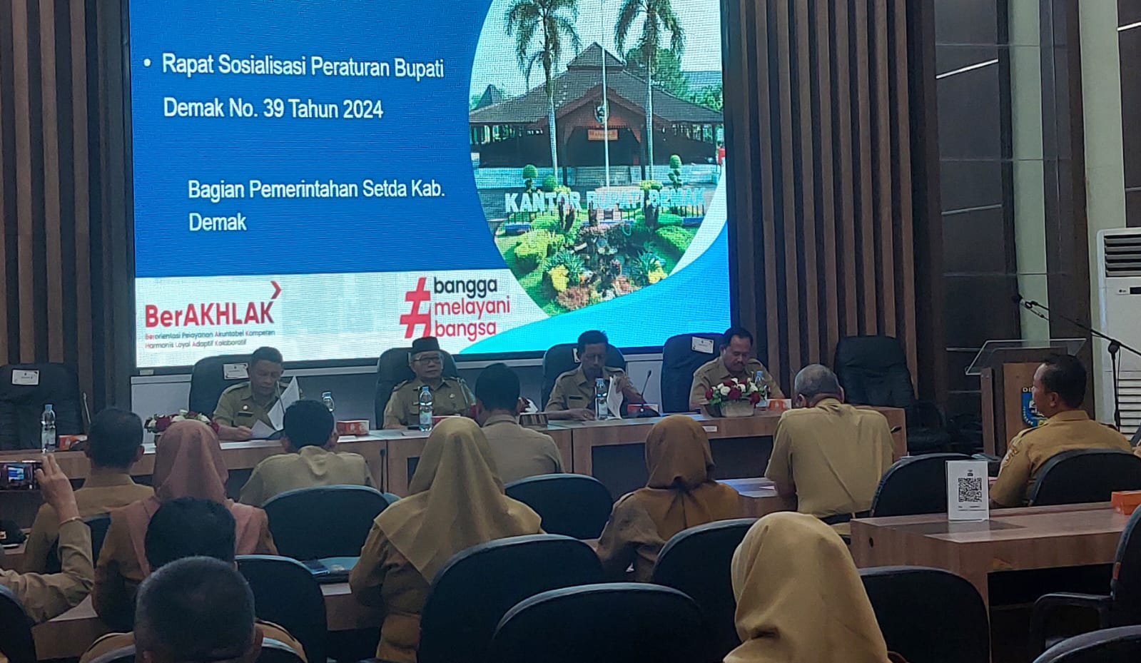 Plt Bupati KH Ali Makhsun bersama Sekda Akhmad Sugiharto dalam sosialisasi Perbup Nomor 39 Tahun 2024 di ruang Bina Praja Pendopo Pemkab Demak. (wahibpribadi)