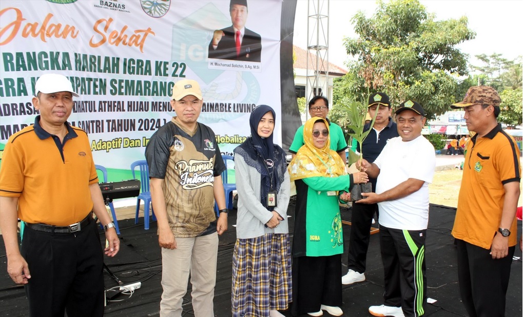 PENGHIJAUAN SEKOLAH-Ketua IGRA Kabupetan Semarang Siti Isnainiyati menerima simbolis pohon penghijauan untuk ditanam di sekolah naungan Kemenag Kabupaten Semarang.