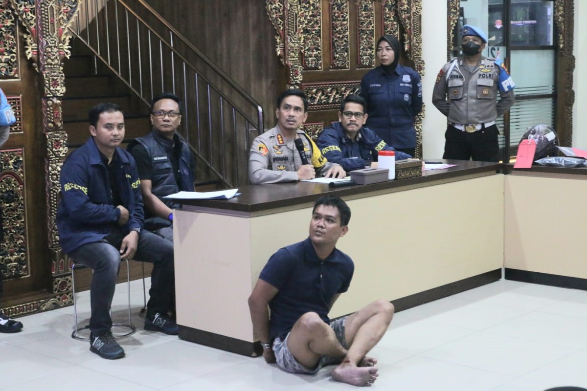 Tersangka pembunuhan ketika dihadirkan di Mapolrestabes Semarang. (Nur Chamim/Jawa Pos Radar Semarang)