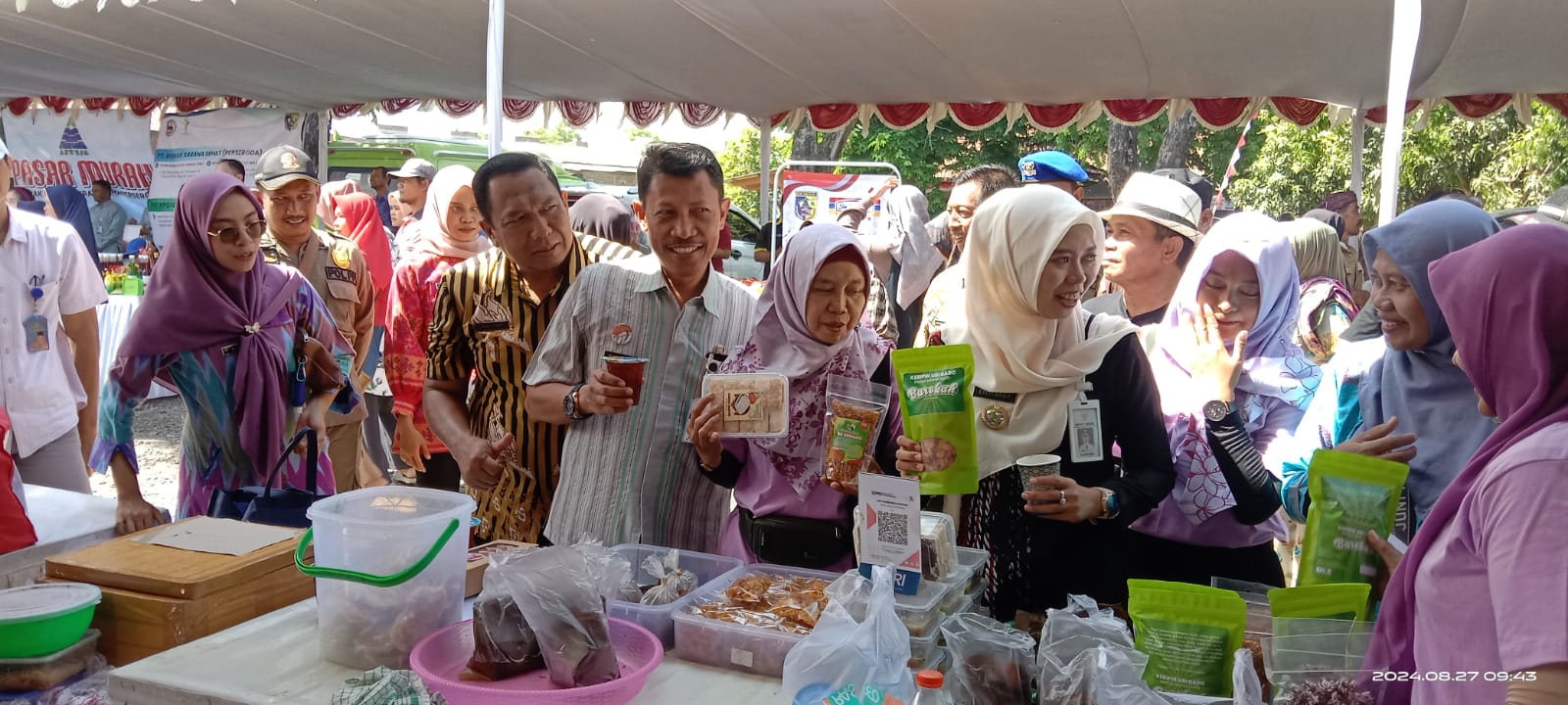Kepala Dindagkop UKM Pemkab Demak Iskandar Zulkarnain bersama Forkopimda dalam acara pasar murah. (wahibpribadi)