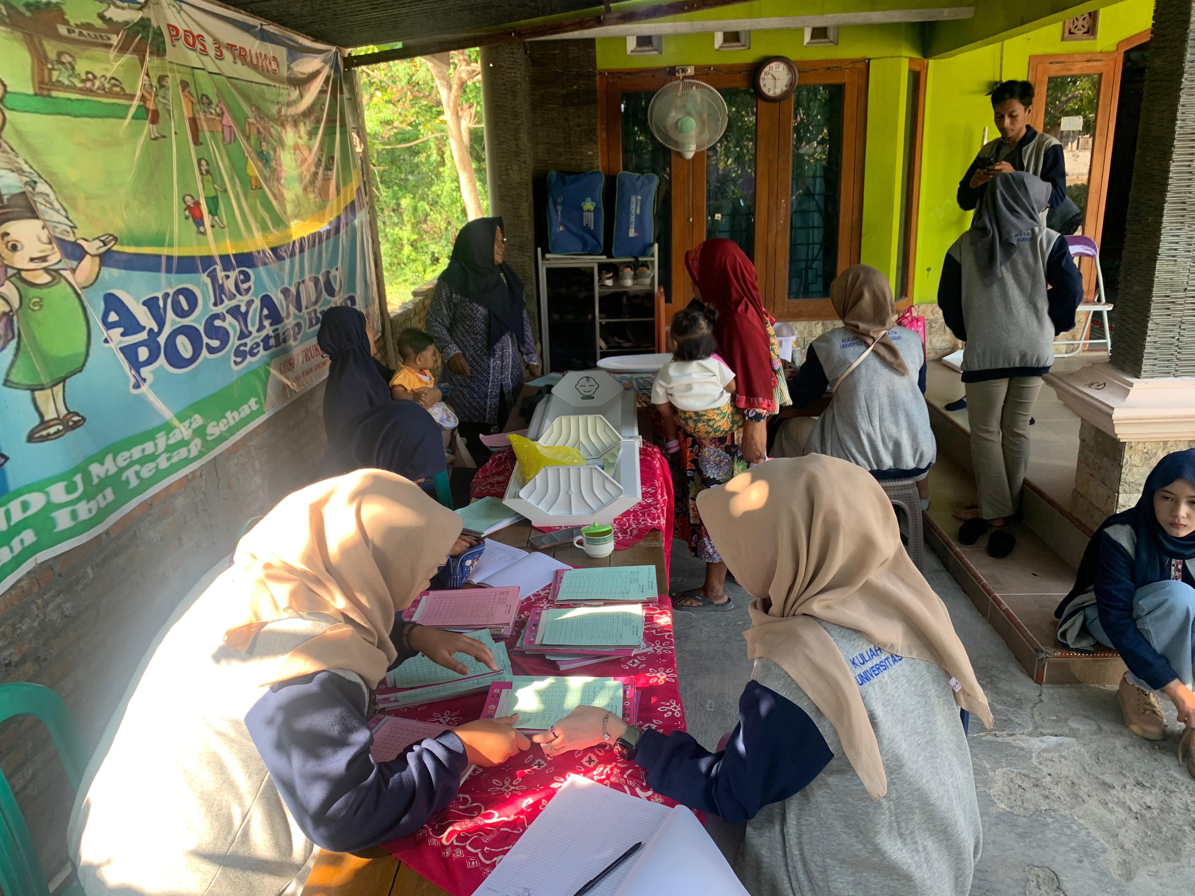 Petugas Kampung KB Kecamatan Dempet melaksanakan program-programnya dalam penanganan stunting. (Wahibpribadi)