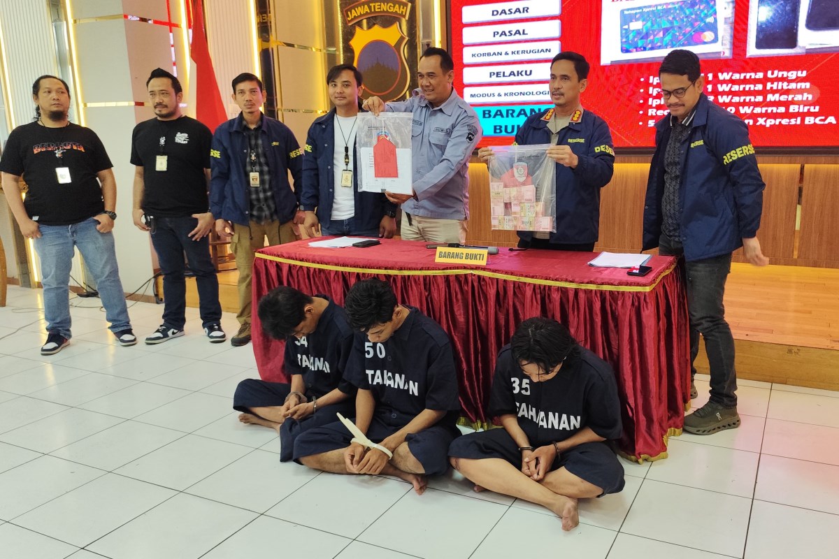 Tiga orang remaja admin medsos gangster di Semarang ditangkap. Mereka diduga menerima endorse pendanaan dari situs judi online. (M Hariyanto/Jawa Pos Radar Semarang)