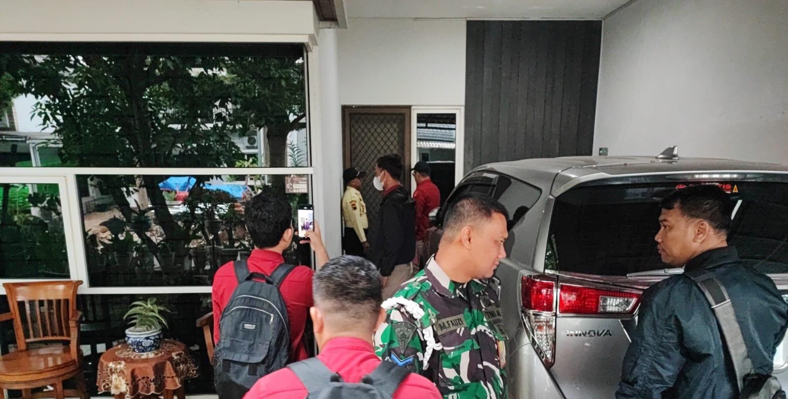 Tim Penyidik pada Jampidsus Kejagung RI, Kejari Kota Semarang dan TNI saat melakukan penggeledahan rumah hakim PN Surabaya, ED di Perumahan BSB Semarang, Rabu (24/101/2024).