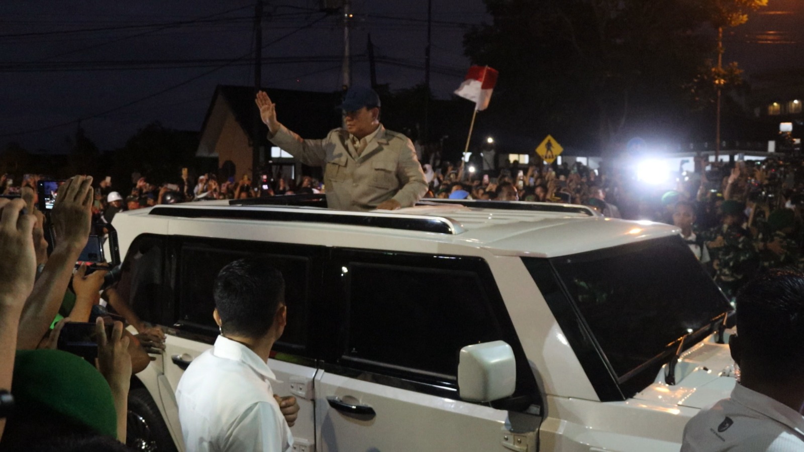 Kedatangan Prabowo Subianto, Presiden Republik Indonesia di Magelang dengan menggunakan mobil Maung atau MV3 Garuda Limousine putih Kepresidenan-1. ROFIK SYARIF/Jawa Pos Radar Semarang