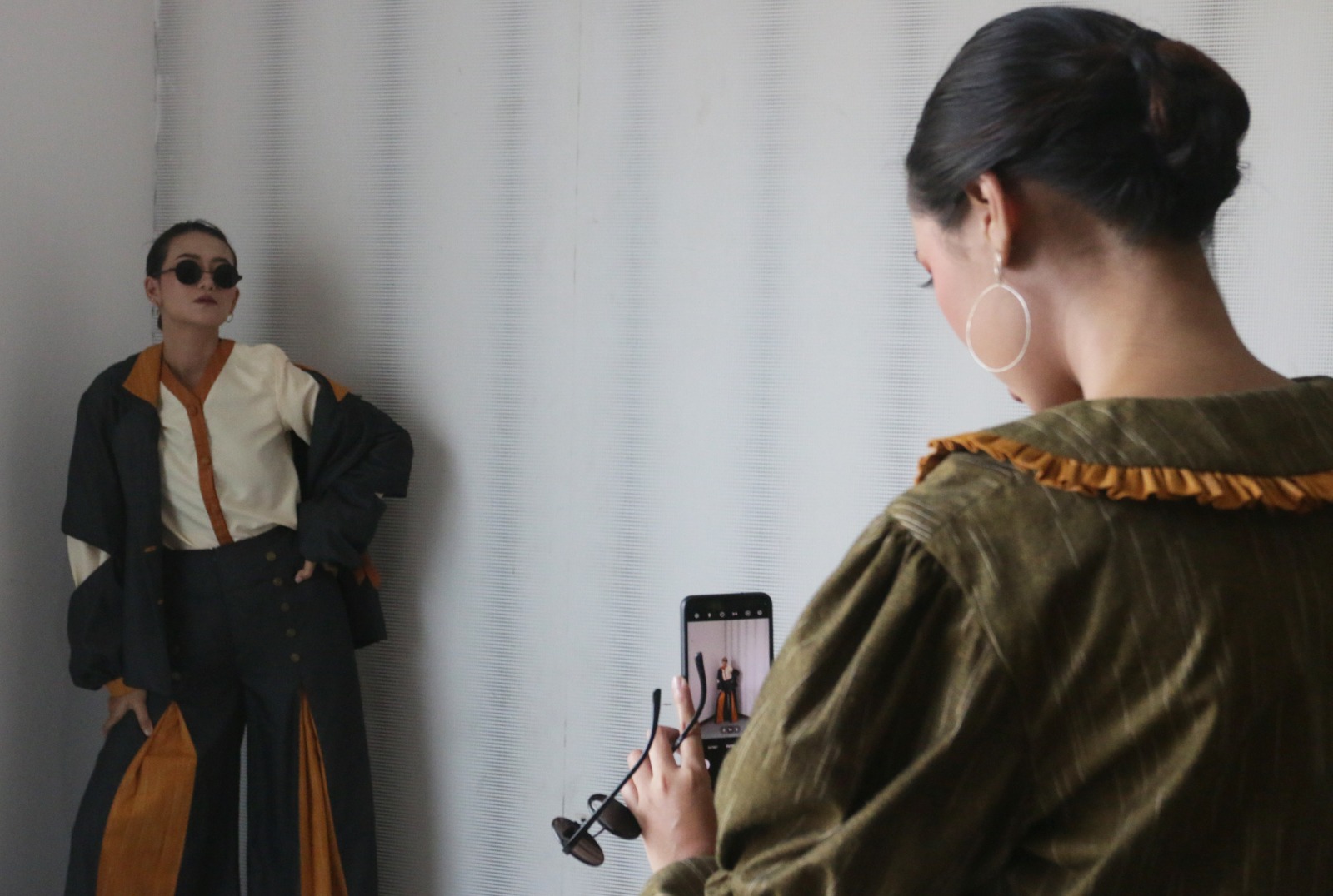 KARYA VOKASI : Salah satu karya peserta pelatihan fashion diperagakan dalam Festival Vokasi 2024 di Balai Besar Pelatihan Vokasi dan Produktivitas (BBPVP) Kota Semar