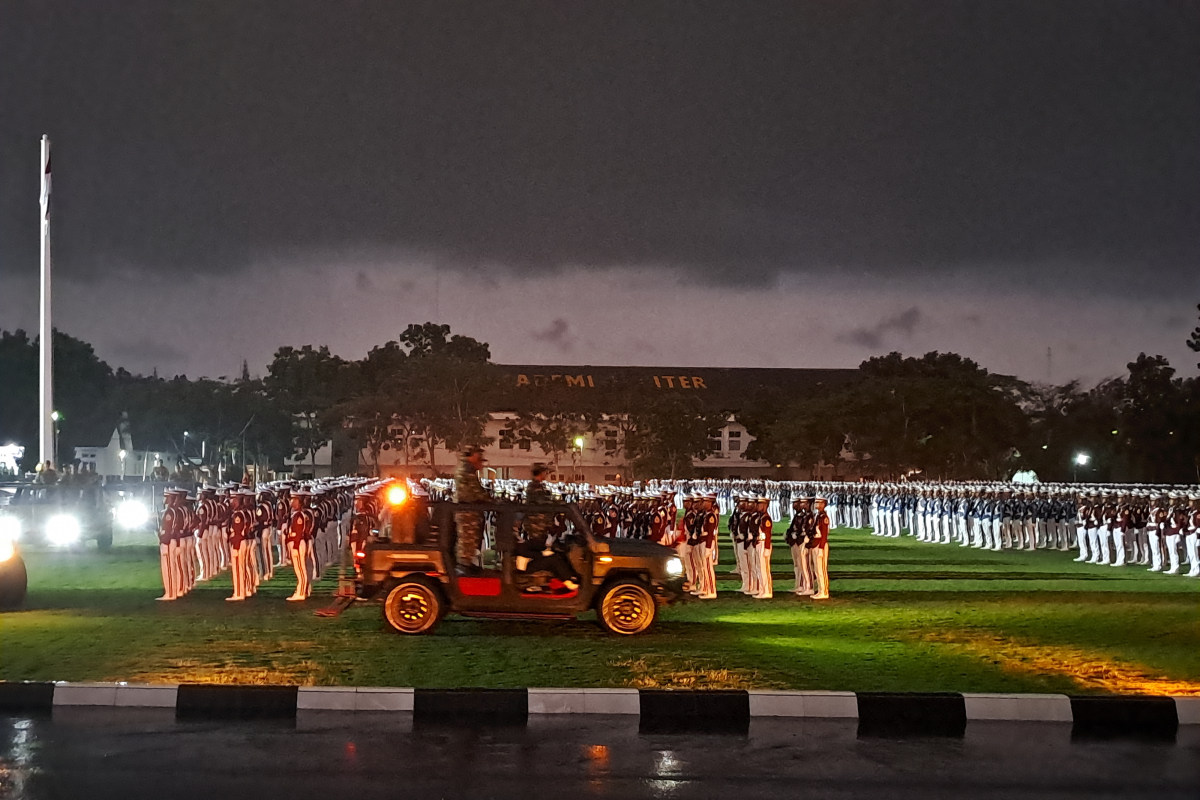 Upacara Senja dan Penurunan Bendera Merah Putih Akmil Magelang, Jumat (25/10) sore. ROFIK SYARIF/JAWA POS RADAR SEMARANG
