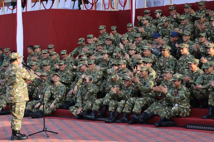 Presiden Prabowo Subianto tampak memberikan arahan saat pembekalan Kabinet Merah Putih di Akmil Magelang.