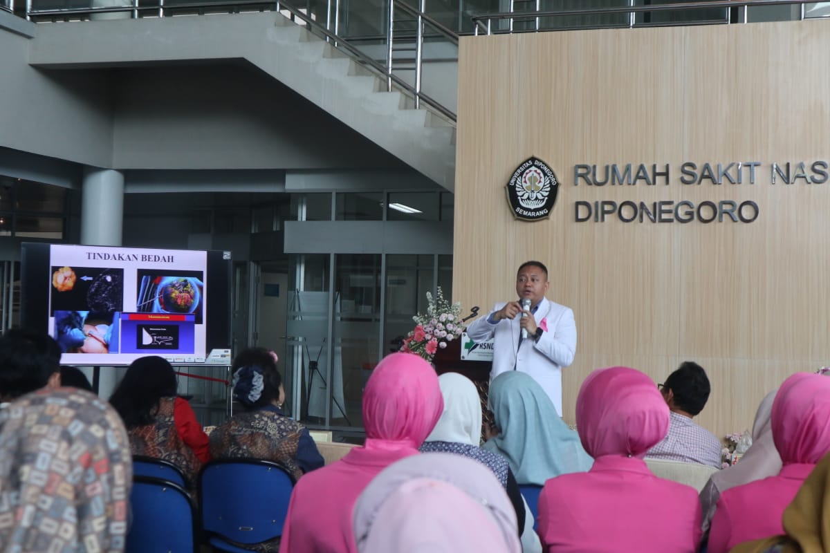 dr. Edmond Rukmana Wikanta, M.Si.Med., SpB. Subsp.Onk.(K).,FINACS., FICS. saat memberikan edukasi tentang deteksi tepat waktu kanker payudara