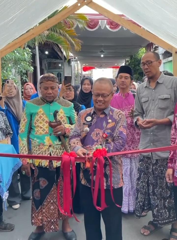 KBAF : Soft Opening Festifal Kuliner kauman Batik Art Fest dibuka Camat Pelakongan Timur, Darminto.