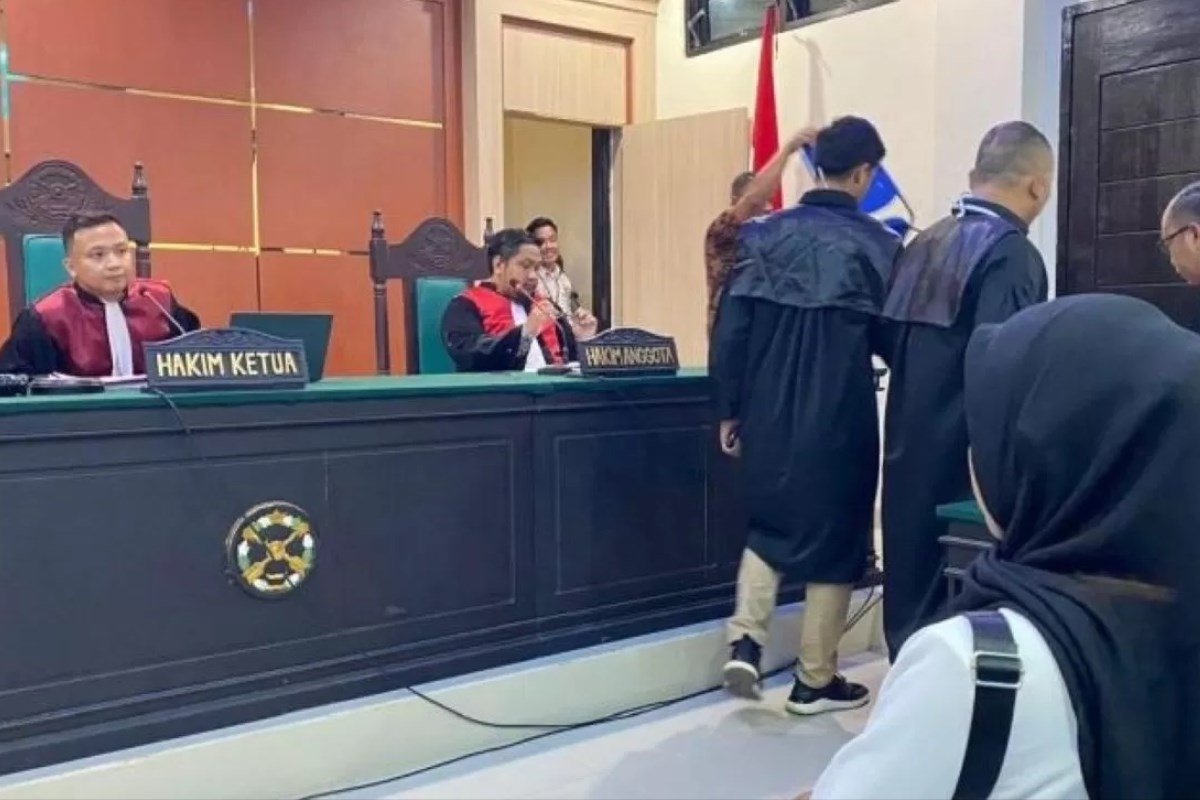 Guru Honorer SDN 4 Baito Supriyani saat menjalani sidang perdana di PN Andoolo. (La Ode Muh Deden Saputra/Antara)