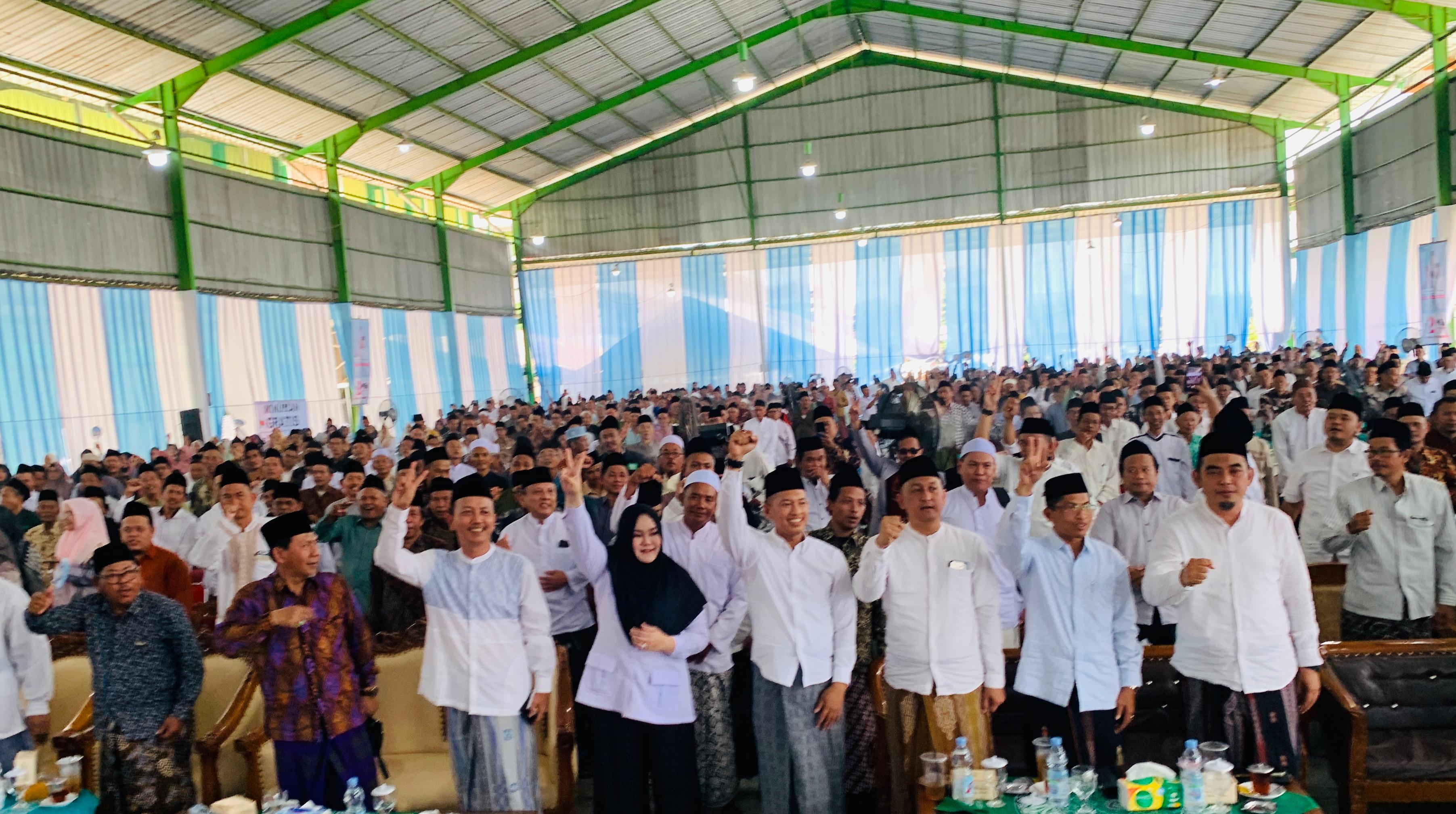 Ribuan kiai yang tergabung dala Forkhos memberikan dukungan kepada paslon nomor urut 2, Mirna Annis-Urike Hidayat (Mriki). (BUDI SETIYAWAN/RADARSEMARANG.ID)