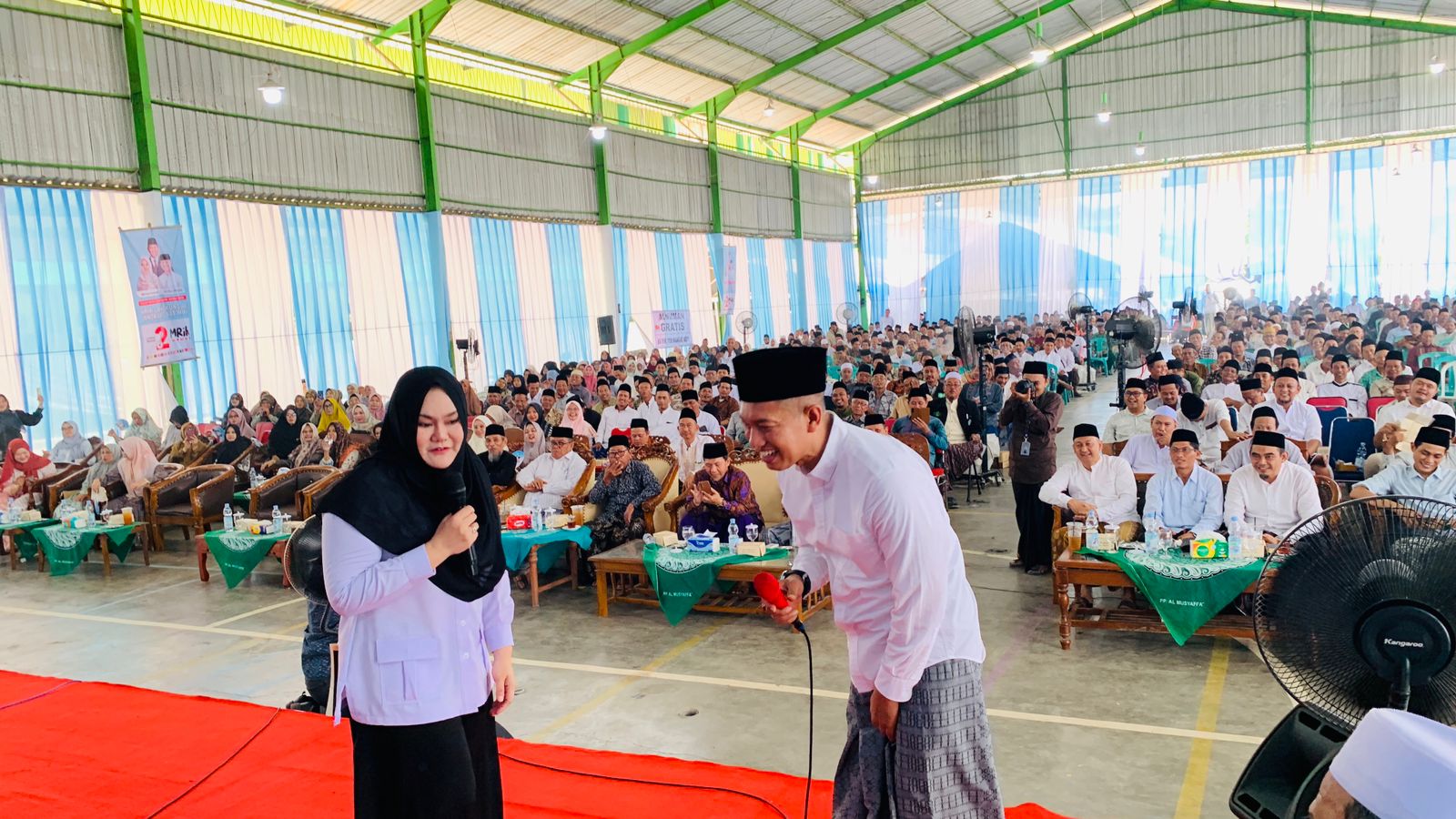 Ribuan kiai yang tergabung dala Forkhos memberikan dukungan kepada paslon nomor urut 2, Mirna Annis-Urike Hidayat (Mriki). (BUDI SETIYAWAN/RADARSEMARANG.ID)