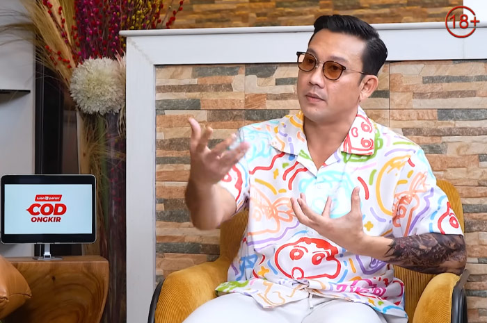 Tangkapan layar video podcast Denny Sumargo mengenai persoalan polemik uang donasi Agus Salim dengan Teh Novi.