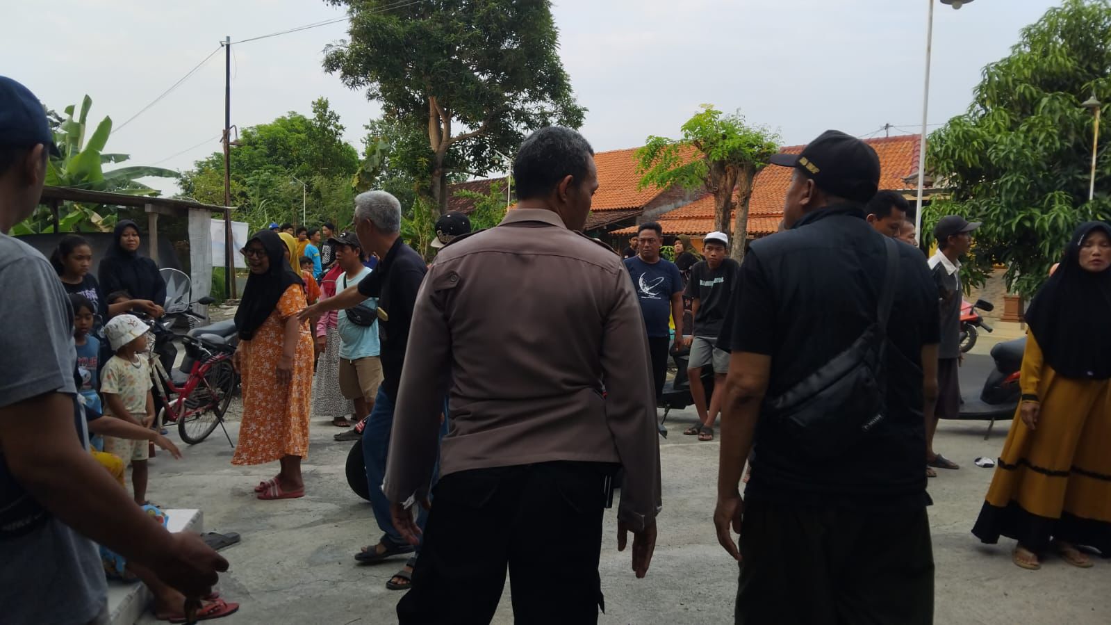 Polisi melakukan olah TKP pembacokan di Cepiring Kendal.