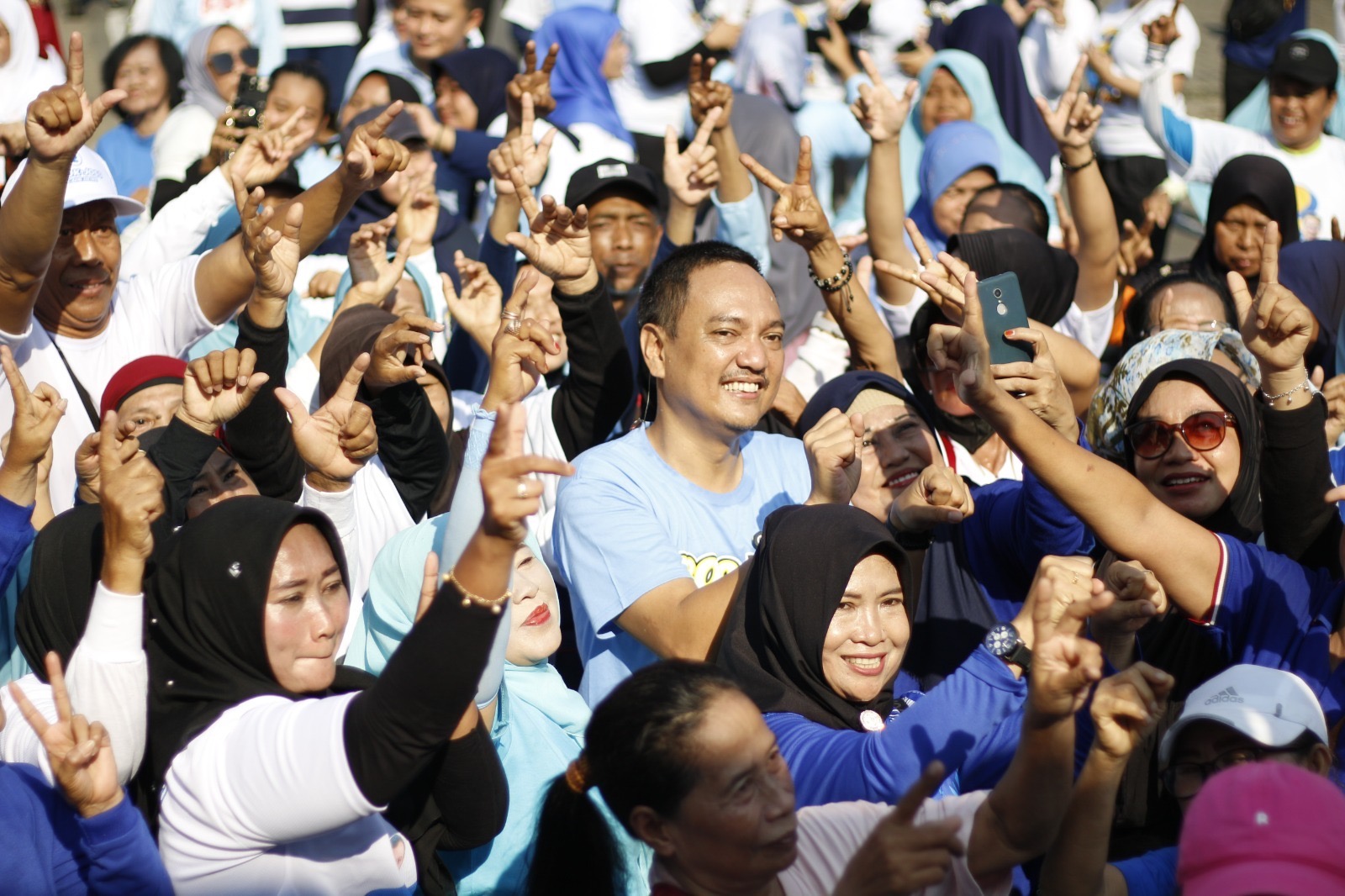 Calon Wali Kota Semarang, Yoyok Sukawi disambut warga saat menghadiri kegiatan senam bersama di Jalan Borobudur Utara Raya, Kelurahan Kembangarum, Kecamatan Semarang Barat, Minggu (27/10/2024).