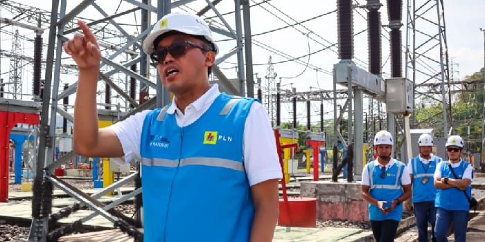 PASTIKAN AMAN : Direktur Transmisi dan Perencanaan Sistem PT PLN (Persero), Evy Haryadi, didampingi oleh GM UIT JBT, Tejo Wihardiyono, melaksanakan inspeksi di beberapa GI memasok listrik.
