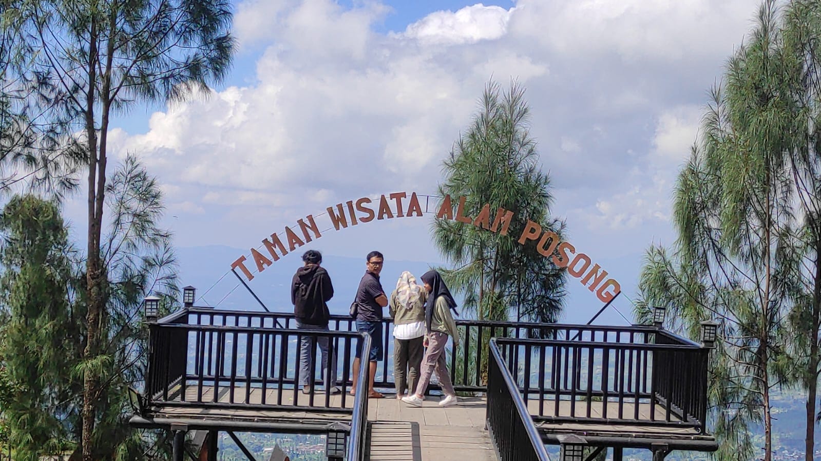 Salah satu spot foto yang ada di Taman Wisata Alam Posong